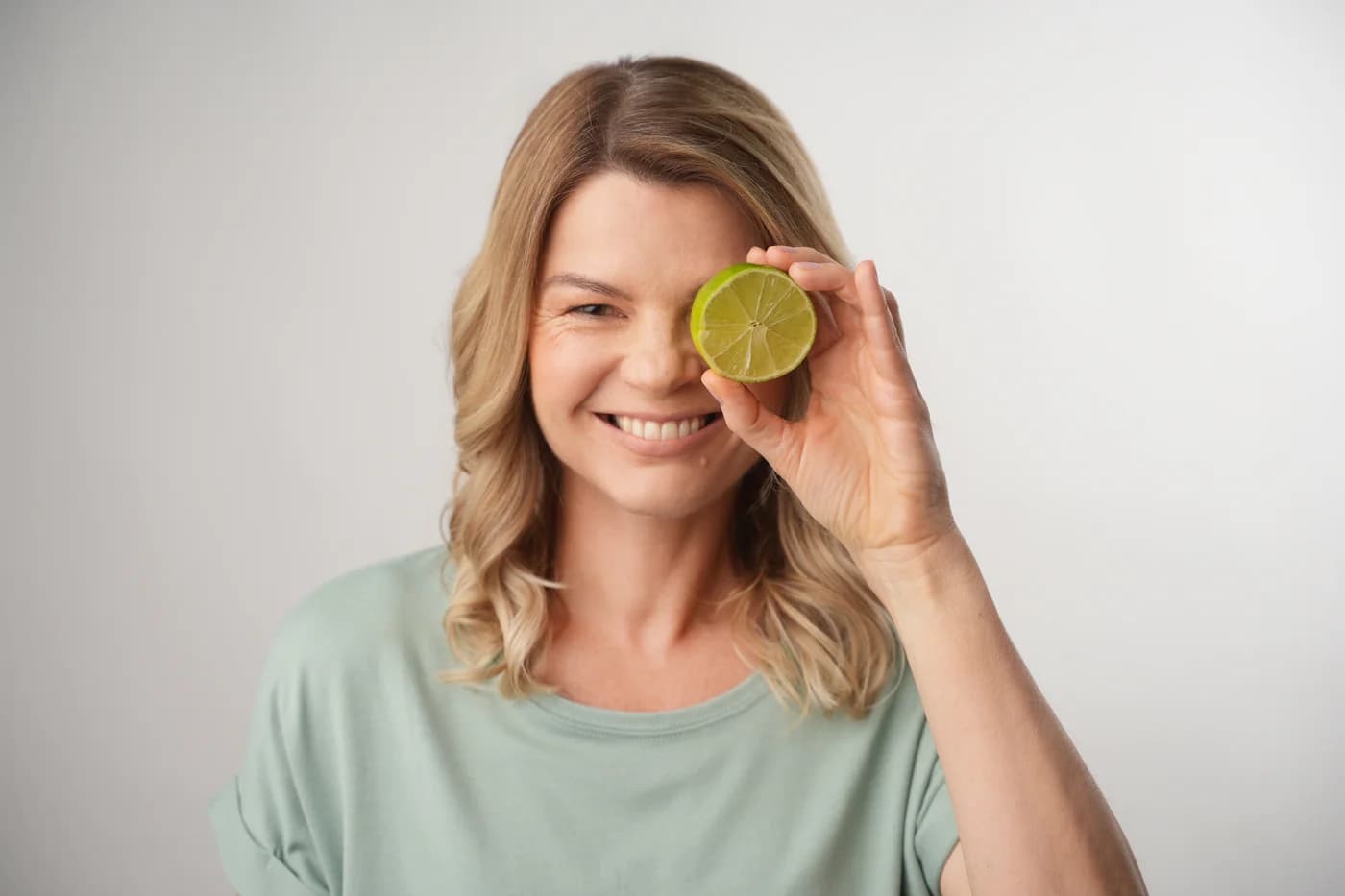 Saskia mit einer Limette